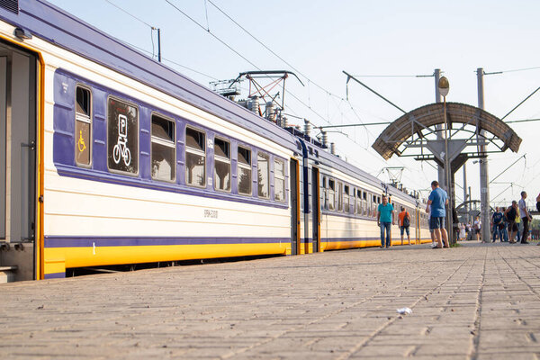 Электрический блок на станции. Пассажирский поезд. Киевский городской поезд. Вид общественного транспорта в Киеве, курсирующий по кольцевому маршруту в пределах Киевского железнодорожного узла. Украина, а - 28 июня 2021 года