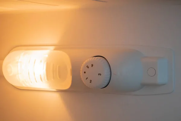 Πορτοκαλί Φως Στο Εσωτερικό Του Ψυγείου Μια Λάμπα Που Ανάβει — Φωτογραφία Αρχείου