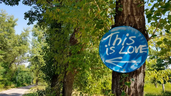 Inskriptionen Skogen Skylten Kärlek — Stockfoto