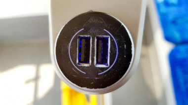 Tramvayda USB prizler. Avrupa 'da bir yolcu vagonunda bulunan USB portu cihazları ve elektronikleri şarj etmek için.