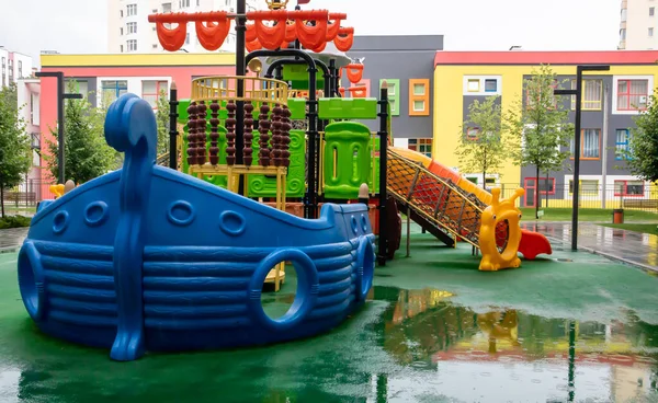 Двор Многоэтажек Новой Современной Разноцветной Большой Детской Площадкой Дождливый Летний — стоковое фото
