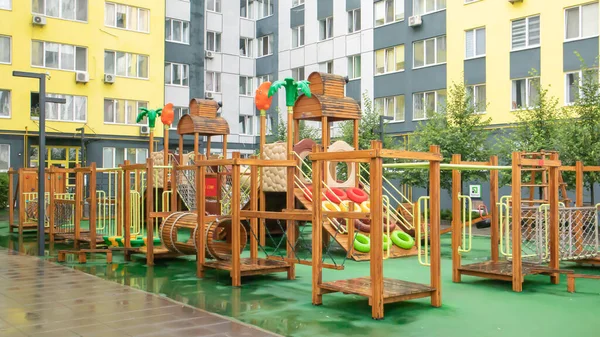 Ein Innenhof Aus Hochhäusern Mit Einem Modernen Und Großen Spielplatz — Stockfoto