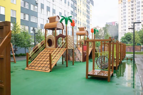 Двор Многоэтажек Современной Большой Детской Площадкой Дерева Пластика Дождливый Летний — стоковое фото