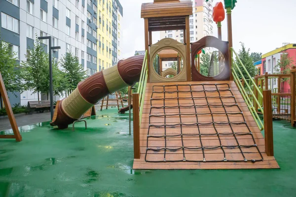 Dziedziniec Wieżowców Nowoczesnym Dużym Placem Zabaw Drewna Plastiku Deszczowy Letni — Zdjęcie stockowe