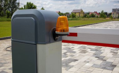 Kapıyı kapat. Otomatik güvenlik sistemi. Otomatik giriş sistemi. Sarı ışık sinyali ve sokak bariyeri. Bariyer kapıları otomatik güvenlik sistemi