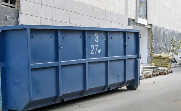 Metalowy Wytrzymały Niebieski Pojemnik Śmieci Zewnątrz Placu Budowy Duży Kosz — Zdjęcie stockowe