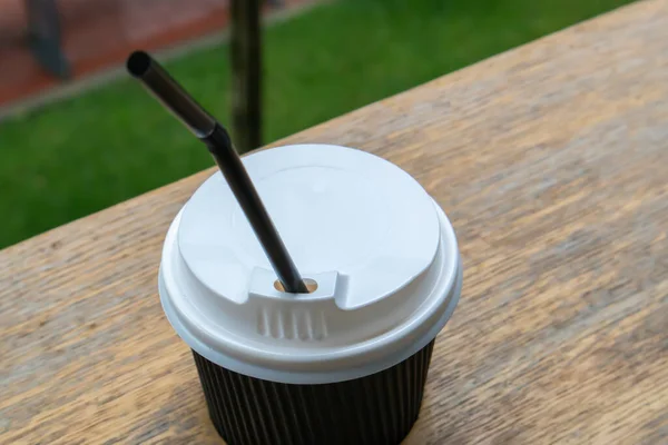 Una Taza Café Papel Negro Con Tapa Aire Libre Verano —  Fotos de Stock