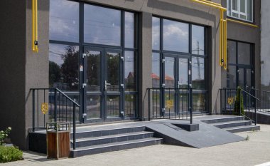 İnşaat öncelikli olarak dükkanlar, ofisler ve ticari binalar için. Referans binasında emlak satışı ve kiralama. Daire zemin katta.