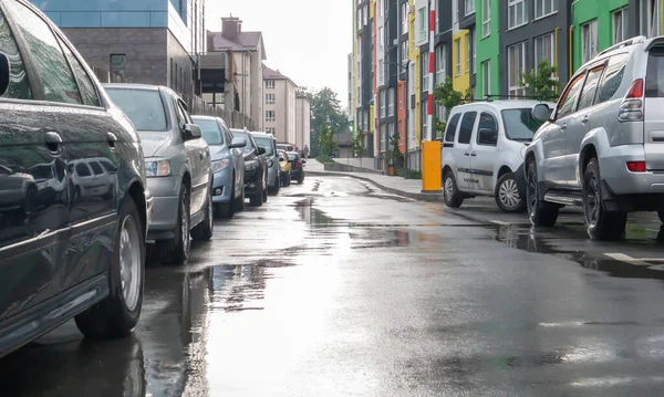 Yağmurlu Havada Park Etmiş Arabaları Olan Insanların Olmadığı Bir Şehirde — Stok fotoğraf