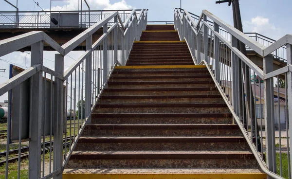 有台阶的铁路桥 有令人印象深刻的透视步骤 人行横道 火车站连接一个月台和另一个月台的桥楼梯 — 图库照片