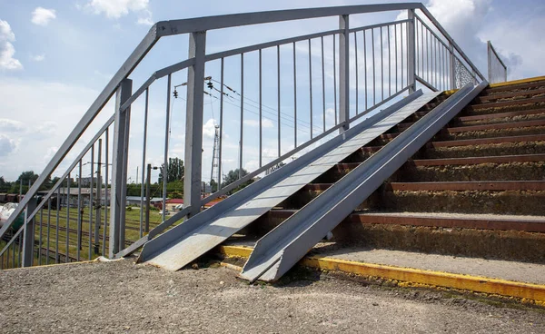 Schodiště Pěší Křižovatky Stopami Zkázy Dvě Kolejnice Invalidním Vozíku Kovové — Stock fotografie