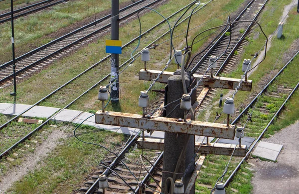 Yüksek Voltajlı Kabloları Olan Tahta Elektrik Direği Tren Istasyonunda Eski — Stok fotoğraf