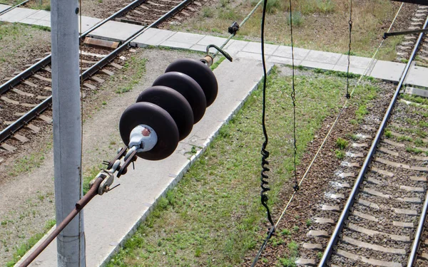 Raylar Boyunca Bir Demiryolu Güç Hattı Bileşeni Bir Elektrikli Trene — Stok fotoğraf