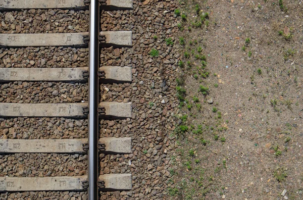 Demiryolu Manzaralı Düz Yatıyordu Tren Raylarının Bir Parçası Bir Insansız — Stok fotoğraf