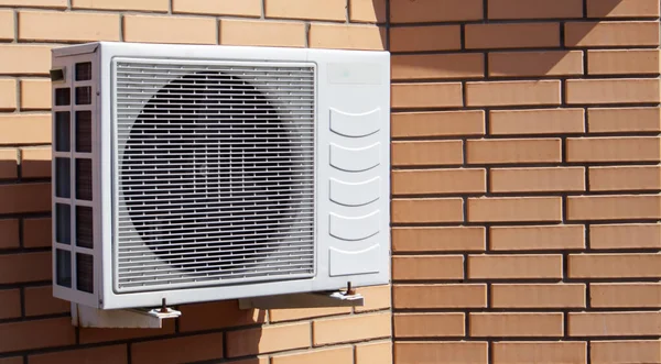 Close Opname Van Een Moderne Klimaatregelaar Tegen Achtergrond Van Een — Stockfoto