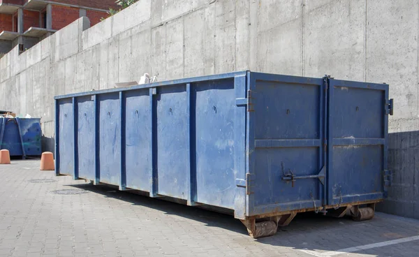 Metalowy Wytrzymały Niebieski Pojemnik Śmieci Zewnątrz Placu Budowy Duży Kosz — Zdjęcie stockowe