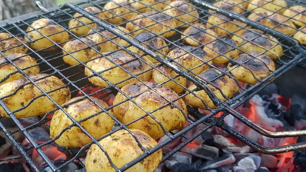 Batatas Grelhadas Com Bacon Assadas Churrasqueira Foco Seletivo Batatas Pequenas — Fotografia de Stock