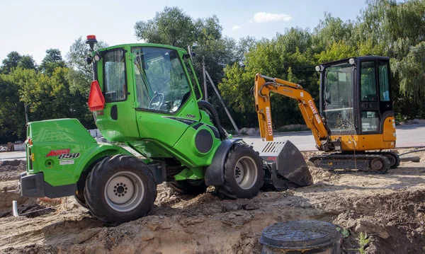 Due Piccoli Escavatori Grande Cantiere Verde Brillante Ruote Giallo Binari — Foto Stock