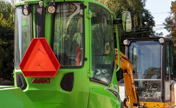 Duas Pequenas Escavadeiras Grande Local Construção Verde Brilhante Rodas Amarelo — Fotografia de Stock