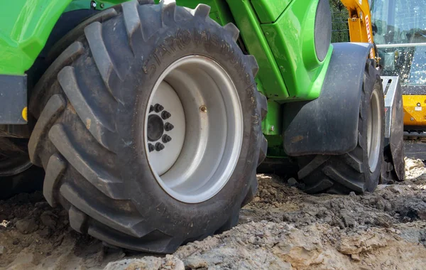 Duas Pequenas Escavadeiras Grande Local Construção Verde Brilhante Rodas Amarelo — Fotografia de Stock