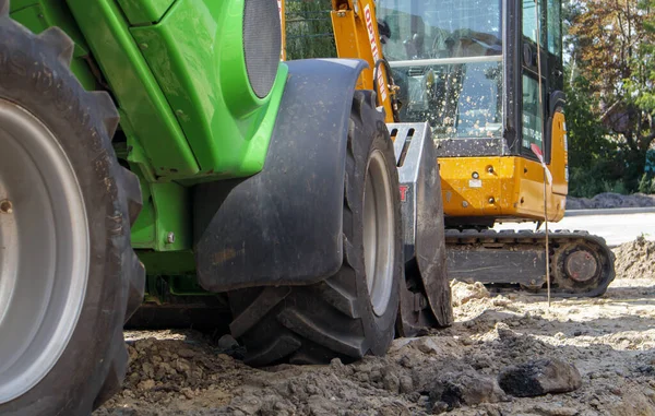 Duas Pequenas Escavadeiras Grande Local Construção Verde Brilhante Rodas Amarelo — Fotografia de Stock