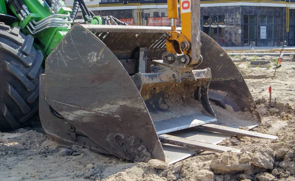 Duas Pequenas Escavadeiras Grande Local Construção Verde Brilhante Rodas Amarelo — Fotografia de Stock