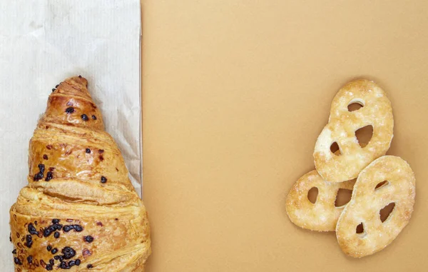 Croissant Crocante Crocante Fresco Com Recheio Chocolate Biscoitos Fundo Marrom — Fotografia de Stock