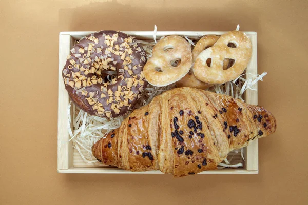 Donut Chocolate Fresco Croissant Biscoitos Isolados Café Delicado Fundo Marrom — Fotografia de Stock