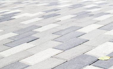 Beton ya da yeni döşenmiş gri kaldırım levhaları ya da zemin ya da kaldırımlar için taşlar. Arka bahçedeki beton kaldırımlar ya da kaldırımlar. Bahçede kumlu bir temelde bahçe tuğlası yolu var.