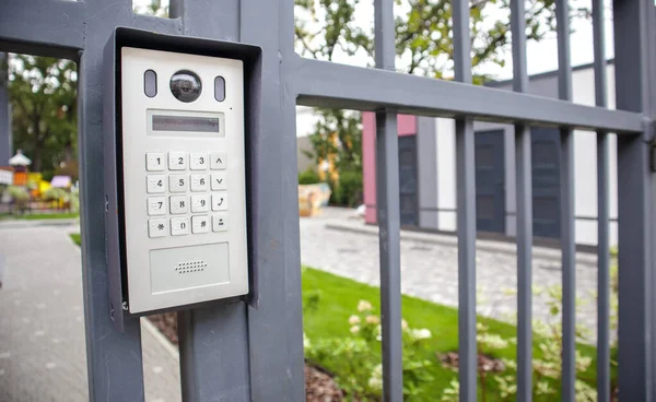 Yerleşim alanının girişindeki kapının video bağlantısı. Özel bir bölgenin elektronik dahili telefonu. kapalı yerleşim alanı