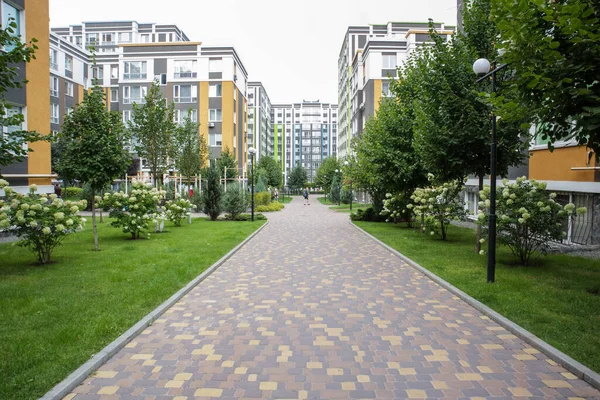 Yeni bir modern yerleşim yerindeki apartmanlar. Modern mimari. Sosyal konutlar. Yüksek binaları ve geniş peyzajı olan yeni bir yerleşim yerinin bölgesi.