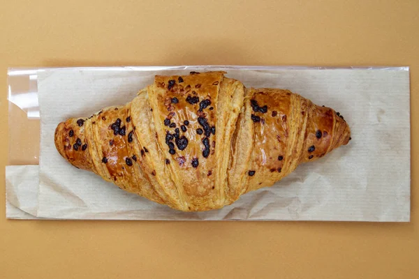 Croissant Grão Inteiro Crocante Fresco Regular Com Recheio Chocolate Fundo — Fotografia de Stock