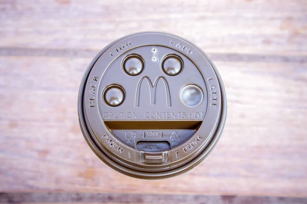 Brauner Oder Schwarzer Einweg Kaffeedeckel Mit Mcdonald Logo Großaufnahme Einweg — Stockfoto