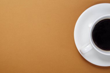 Beyaz kahve fincanında sade kahve. Üst görünüm, düz görünüm, kopyalama alanı. Kafe ve bar, barista sanat konsepti. Bir fincanda taze ya da hazır kahve. Kahve arka planı