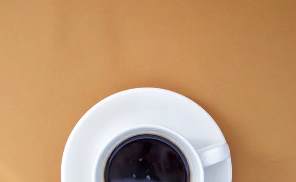 Café Noir Dans Une Tasse Café Blanc Sur Fond Doux — Photo