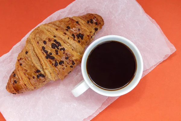 Černá Káva Bez Mléka Bílém Šálku Čokoládový Croissant Pergamenu Jasném — Stock fotografie