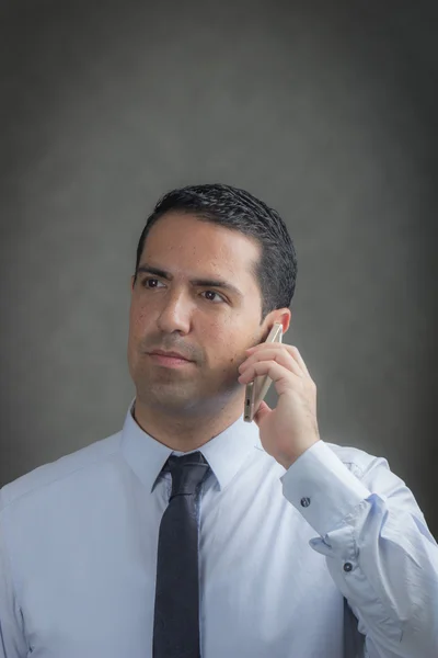 Erkek latin telefon görüşmesi