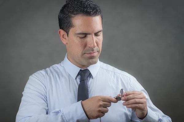 Erkek latin cep saatini holding