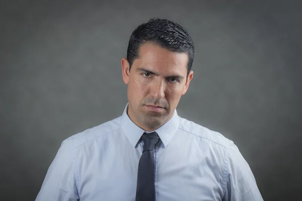 Endişeli latino iş adamı