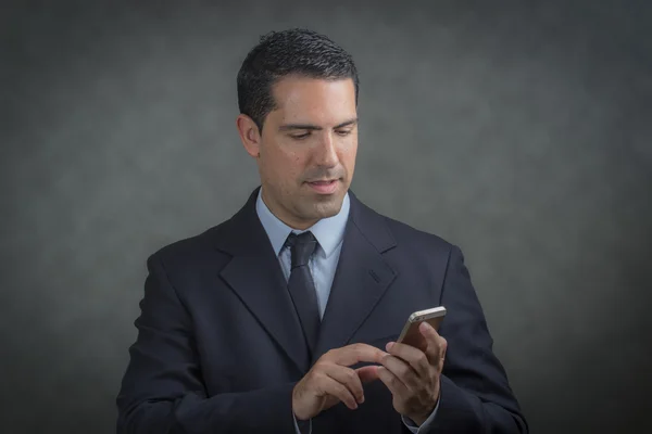 Erkek latin telefon görüşmesi