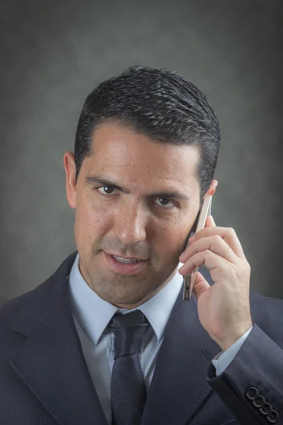 Erkek latin telefon görüşmesi