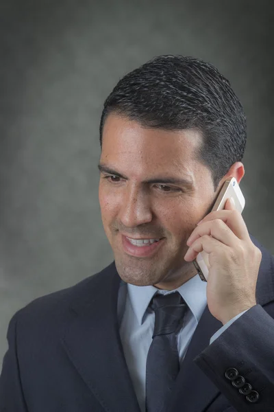 Erkek latin telefon görüşmesi