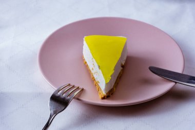 Lezzetli limonlu pasta ve çatallı tabakta bıçak.