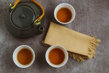 Çay seti, fincanlar ve çaydanlık gri arka planda, üst manzara 