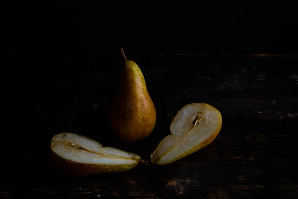 深色表面新鲜成熟梨的特写视图 — 图库照片