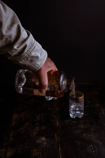 Man Hand Holding Decanter Pouring Liquid Short Glass — Stock Photo, Image