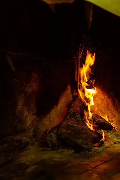 Pezzo Legno Con Cenere Intorno Che Brucia Angolo Una Vecchia — Foto Stock