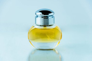Arka planda parfüm şişesinin stüdyo fotoğrafı.