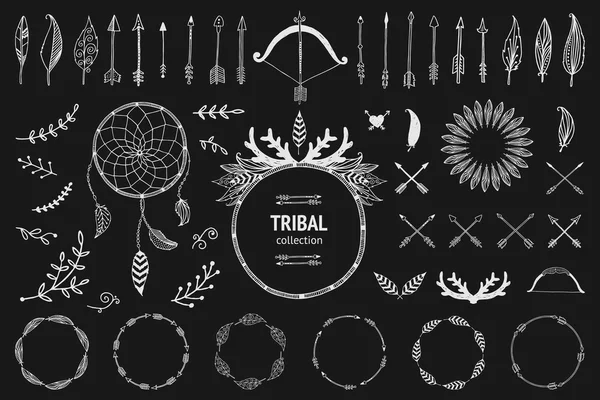 Colección tribal dibujada a mano con arco y flechas, plumas, drea — Vector de stock