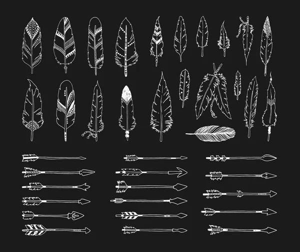 Collezione tribale disegnata a mano con frecce e piume — Vettoriale Stock